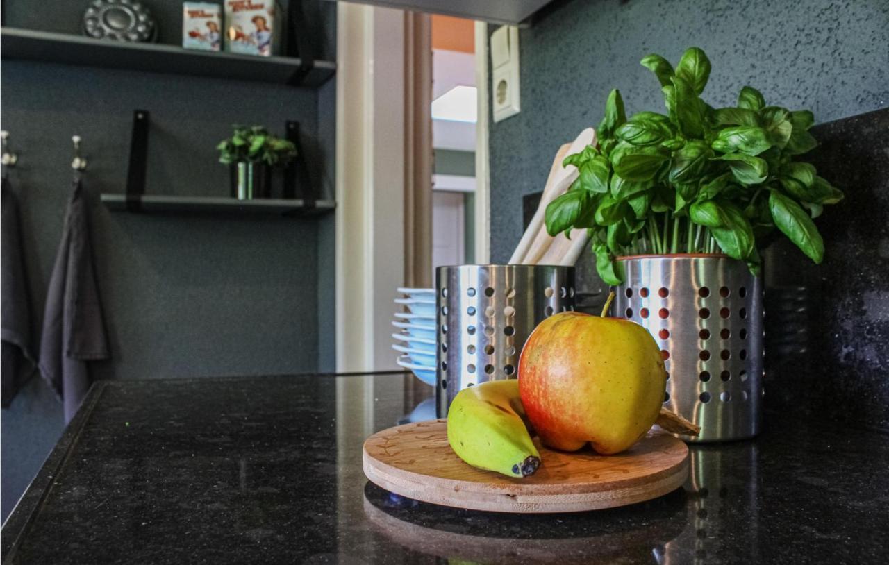 Gorgeous Home In Scharendijke With Kitchen Ngoại thất bức ảnh